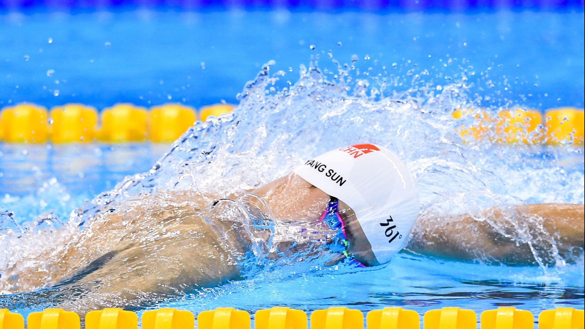 中国足球职业俱乐部丰富赛季前文化拓展活动，中国职业足球俱乐部的经营内容